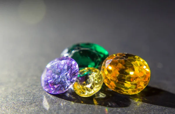 Doğal Safir değerli taş, mücevher veya siyah parlaklık rengi taşlar, birçok farklı doğal taşlar Ametist koleksiyonu,