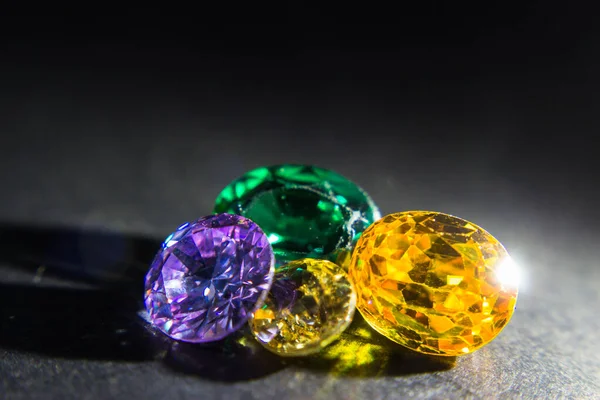 Doğal Safir değerli taş, mücevher veya siyah parlaklık rengi taşlar, birçok farklı doğal taşlar Ametist koleksiyonu,