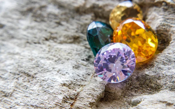 Doğal Safir değerli taş, mücevher veya siyah parlaklık rengi taşlar, birçok farklı doğal taşlar Ametist koleksiyonu,