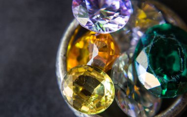 Doğal Safir değerli taş, mücevher veya siyah parlaklık rengi taşlar, birçok farklı doğal taşlar Ametist koleksiyonu,