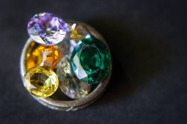 Doğal Safir değerli taş, mücevher veya siyah parlaklık rengi taşlar, birçok farklı doğal taşlar Ametist koleksiyonu,