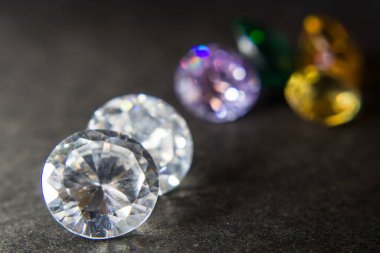 Doğal Safir değerli taş, mücevher veya siyah parlaklık rengi taşlar, birçok farklı doğal taşlar Ametist koleksiyonu,