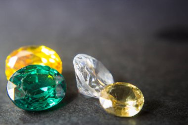 Doğal Safir değerli taş, mücevher veya siyah parlaklık rengi taşlar, birçok farklı doğal taşlar Ametist koleksiyonu,