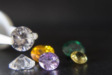 Doğal Safir değerli taş, mücevher veya siyah parlaklık rengi taşlar, birçok farklı doğal taşlar Ametist koleksiyonu,