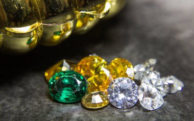 Doğal Safir değerli taş, mücevher veya siyah parlaklık rengi taşlar, birçok farklı doğal taşlar Ametist koleksiyonu,