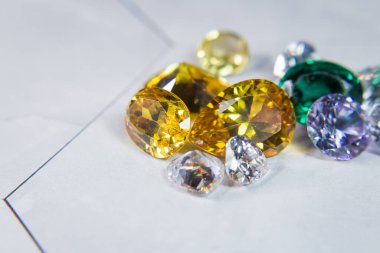 Doğal Safir değerli taş, mücevher veya siyah parlaklık rengi taşlar, birçok farklı doğal taşlar Ametist koleksiyonu,