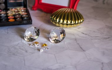 Doğal Safir değerli taş, mücevher veya siyah parlaklık rengi taşlar, birçok farklı doğal taşlar Ametist koleksiyonu,