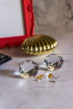 Doğal Safir değerli taş, mücevher veya siyah parlaklık rengi taşlar, birçok farklı doğal taşlar Ametist koleksiyonu,