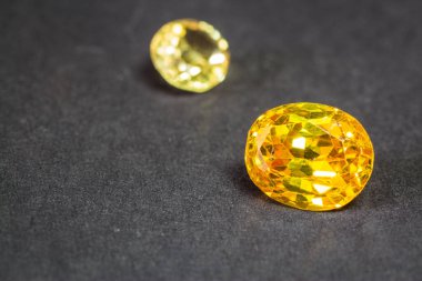 Doğal Safir değerli taş, mücevher veya siyah parlaklık rengi taşlar, birçok farklı doğal taşlar Ametist koleksiyonu,