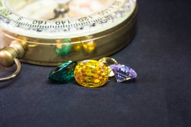 Doğal Safir değerli taş, mücevher veya siyah parlaklık rengi taşlar, birçok farklı doğal taşlar Ametist koleksiyonu,