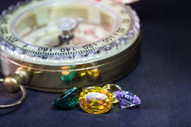 Doğal Safir değerli taş, mücevher veya siyah parlaklık rengi taşlar, birçok farklı doğal taşlar Ametist koleksiyonu,