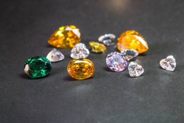 Doğal Safir değerli taş, mücevher veya siyah parlaklık rengi taşlar, birçok farklı doğal taşlar Ametist koleksiyonu,