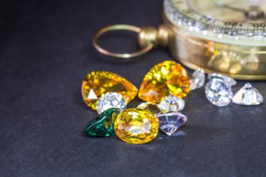 Doğal Safir değerli taş, mücevher veya siyah parlaklık rengi taşlar, birçok farklı doğal taşlar Ametist koleksiyonu,