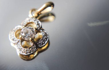 Çiçek şeklinde altın elmas kolye