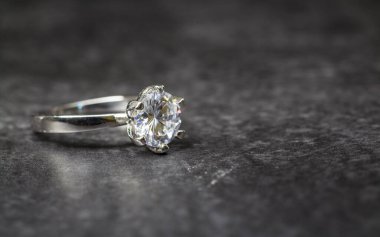 Tasarımcı alyansları köşede ışıl ışıl parlayan arka planda panoramik pankart formatında fotokopi alanı ve seçici odaklı