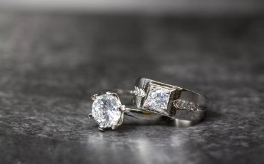 Tasarımcı alyansları köşede ışıl ışıl parlayan arka planda panoramik pankart formatında fotokopi alanı ve seçici odaklı