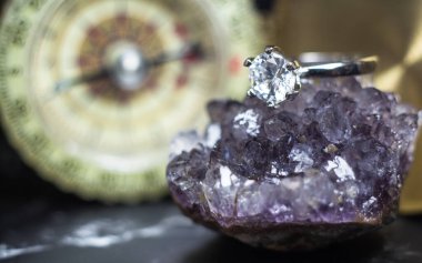 Tasarımcı alyansları köşede ışıl ışıl parlayan arka planda panoramik pankart formatında fotokopi alanı ve seçici odaklı