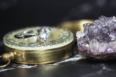 Tasarımcı alyansları köşede ışıl ışıl parlayan arka planda panoramik pankart formatında fotokopi alanı ve seçici odaklı