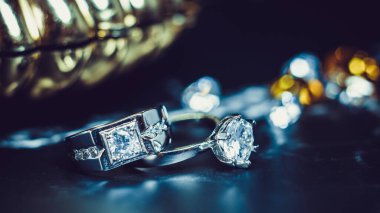 Tasarımcı alyansları köşede ışıl ışıl parlayan arka planda panoramik pankart formatında fotokopi alanı ve seçici odaklı