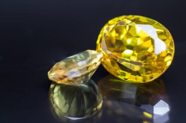 Doğal Safir değerli taş, mücevher veya siyah parlaklık rengi taşlar, birçok farklı doğal taşlar Ametist koleksiyonu,