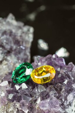 Doğal Safir değerli taş, mücevher veya siyah parlaklık rengi taşlar, birçok farklı doğal taşlar Ametist koleksiyonu,