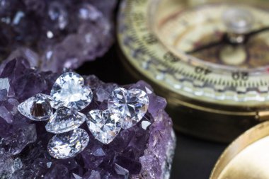 Doğal Safir değerli taş, mücevher veya siyah parlaklık rengi taşlar, birçok farklı doğal taşlar Ametist koleksiyonu,