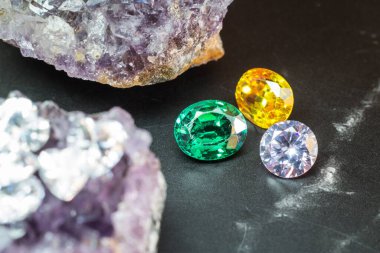 Doğal Safir değerli taş, mücevher veya siyah parlaklık rengi taşlar, birçok farklı doğal taşlar Ametist koleksiyonu,