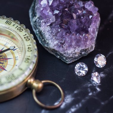 Doğal Safir değerli taş, mücevher veya siyah parlaklık rengi taşlar, birçok farklı doğal taşlar Ametist koleksiyonu,