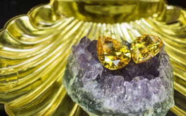 Doğal Safir değerli taş, mücevher veya siyah parlaklık rengi taşlar, birçok farklı doğal taşlar Ametist koleksiyonu,