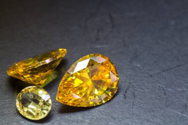 Doğal Safir değerli taş, mücevher veya siyah parlaklık rengi taşlar, birçok farklı doğal taşlar Ametist koleksiyonu,