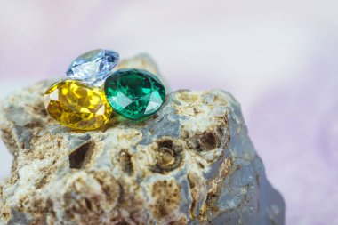 Doğal Safir değerli taş, mücevher veya siyah parlaklık rengi taşlar, birçok farklı doğal taşlar Ametist koleksiyonu,