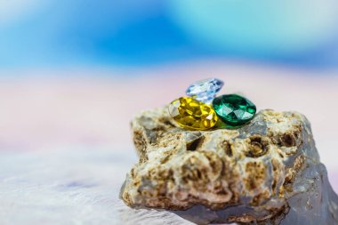 Doğal Safir değerli taş, mücevher veya siyah parlaklık rengi taşlar, birçok farklı doğal taşlar Ametist koleksiyonu,