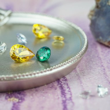 Doğal Safir değerli taş, mücevher veya siyah parlaklık rengi taşlar, birçok farklı doğal taşlar Ametist koleksiyonu,