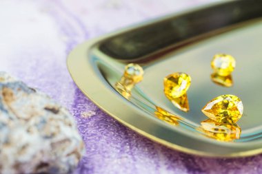 Doğal Safir değerli taş, mücevher veya siyah parlaklık rengi taşlar, birçok farklı doğal taşlar Ametist koleksiyonu,