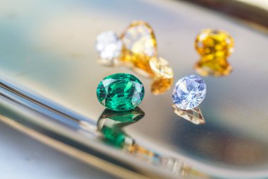 Doğal Safir değerli taş, mücevher veya siyah parlaklık rengi taşlar, birçok farklı doğal taşlar Ametist koleksiyonu,