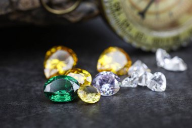 Doğal Safir değerli taş, mücevher veya siyah parlaklık rengi taşlar, birçok farklı doğal taşlar Ametist koleksiyonu,