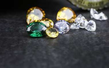 Doğal Safir değerli taş, mücevher veya siyah parlaklık rengi taşlar, birçok farklı doğal taşlar Ametist koleksiyonu,