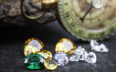 Doğal Safir değerli taş, mücevher veya siyah parlaklık rengi taşlar, birçok farklı doğal taşlar Ametist koleksiyonu,