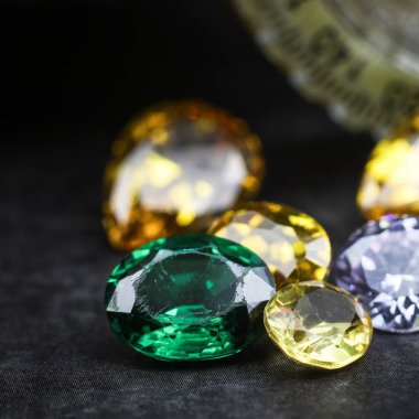 Doğal Safir değerli taş, mücevher veya siyah parlaklık rengi taşlar, birçok farklı doğal taşlar Ametist koleksiyonu,