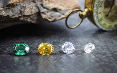 Doğal Safir değerli taş, mücevher veya siyah parlaklık rengi taşlar, birçok farklı doğal taşlar Ametist koleksiyonu,