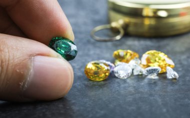 Doğal Safir değerli taş, mücevher veya siyah parlaklık rengi taşlar, birçok farklı doğal taşlar Ametist koleksiyonu,