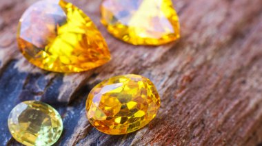 Doğal Safir değerli taş, mücevher veya siyah parlaklık rengi taşlar, birçok farklı doğal taşlar Ametist koleksiyonu,