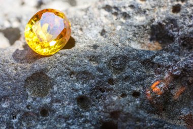 Doğal Safir değerli taş, mücevher veya siyah parlaklık rengi taşlar, birçok farklı doğal taşlar Ametist koleksiyonu,