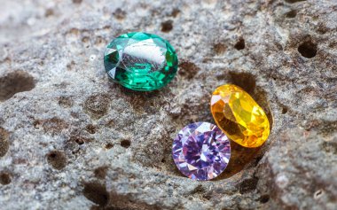 Doğal Safir değerli taş, mücevher veya siyah parlaklık rengi taşlar, birçok farklı doğal taşlar Ametist koleksiyonu,