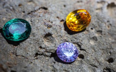 Doğal Safir değerli taş, mücevher veya siyah parlaklık rengi taşlar, birçok farklı doğal taşlar Ametist koleksiyonu,