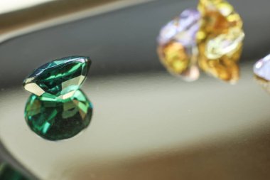 Doğal Safir değerli taş, mücevher veya siyah parlaklık rengi taşlar, birçok farklı doğal taşlar Ametist koleksiyonu,