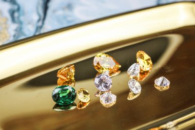 Doğal Safir değerli taş, mücevher veya siyah parlaklık rengi taşlar, birçok farklı doğal taşlar Ametist koleksiyonu,