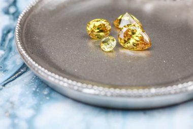 Doğal Safir değerli taş, mücevher veya siyah parlaklık rengi taşlar, birçok farklı doğal taşlar Ametist koleksiyonu,