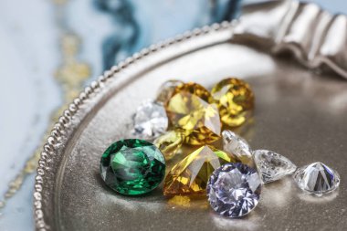 Doğal Safir değerli taş, mücevher veya siyah parlaklık rengi taşlar, birçok farklı doğal taşlar Ametist koleksiyonu,