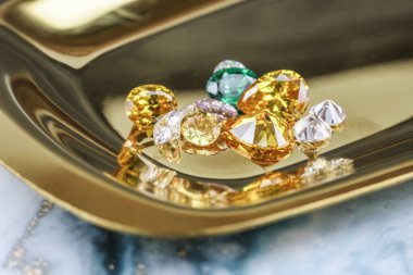 Doğal Safir değerli taş, mücevher veya siyah parlaklık rengi taşlar, birçok farklı doğal taşlar Ametist koleksiyonu,